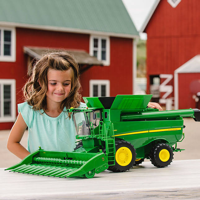 John Deere S690 Combine with Corn and Draper Head U967828